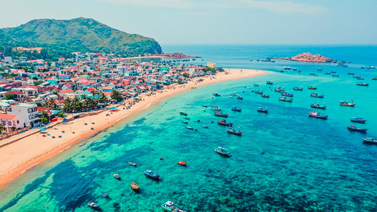 Làng chài Nhơn Hải - nơi biển xanh, núi đá và thuyền thúng hòa mình trong khung cảnh mộc mạc, yên bình đầy chất thơ của Quy Nhơn